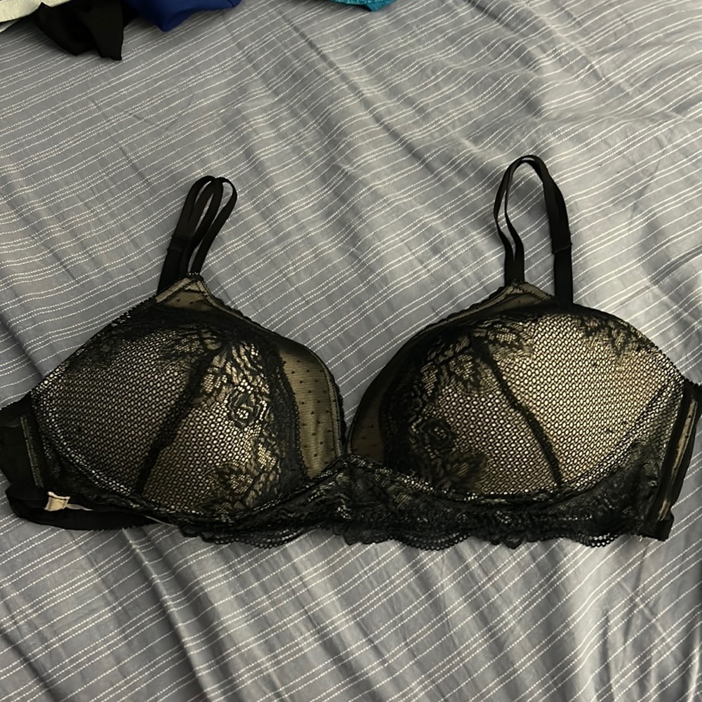 Black Lace Maidenform Wire Free Bra Size 38D